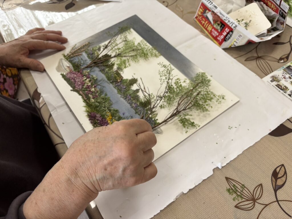 押し花作品制作中